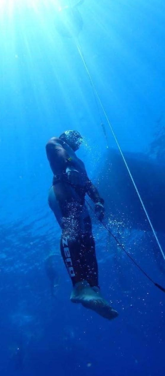 ロアタンの海でノーフィン種目をするダイバー