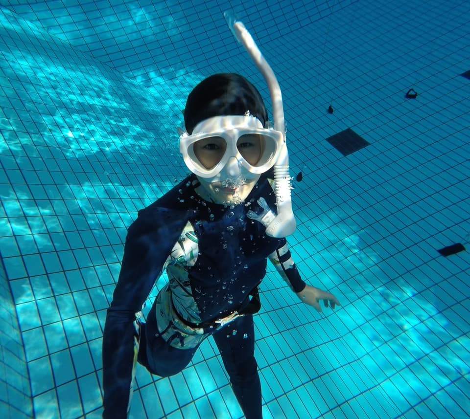 水深５mから浮上する女性スキンダイバー